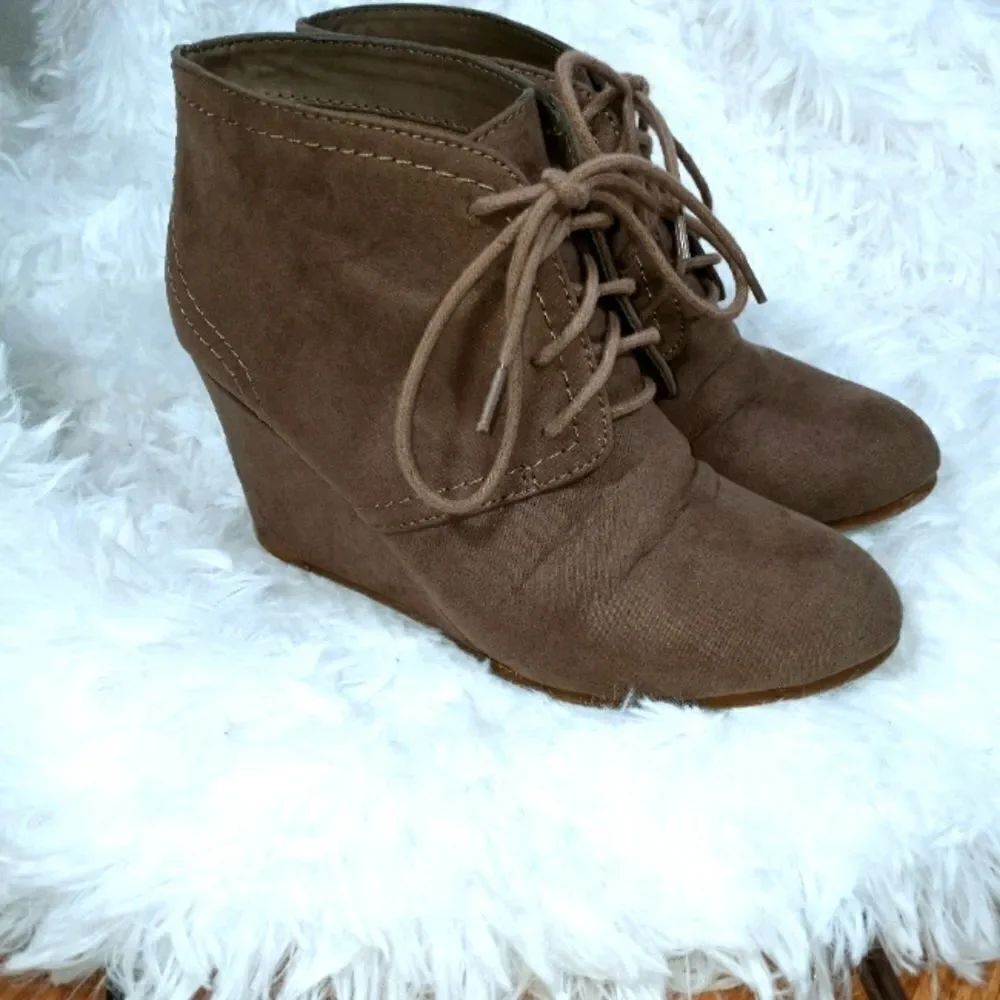 ARIZONA JEANS TAUPE WEDGE BOOTIES SZ.7M EUC